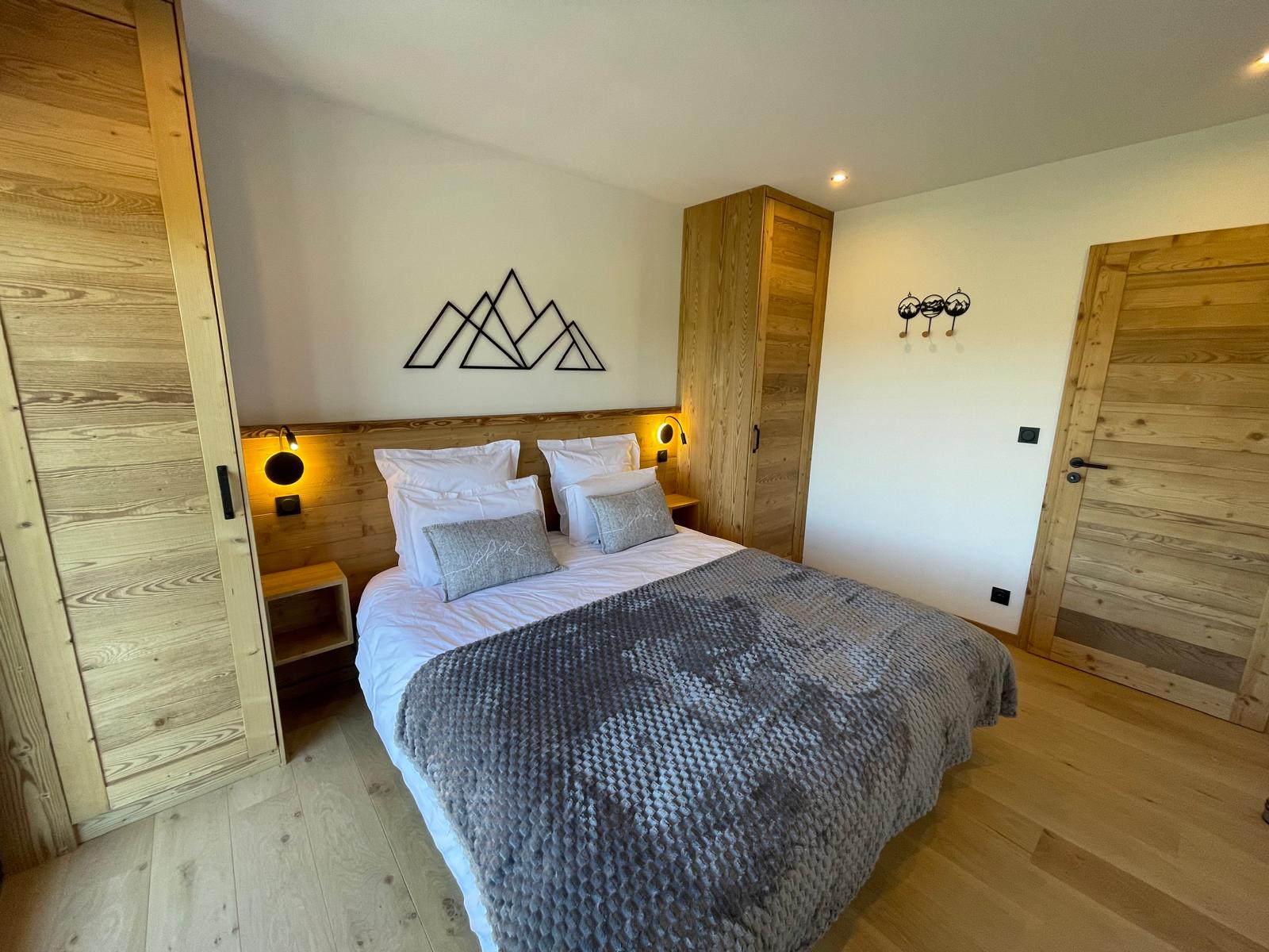 Première chambre double du chalet avec vue sur la vallée